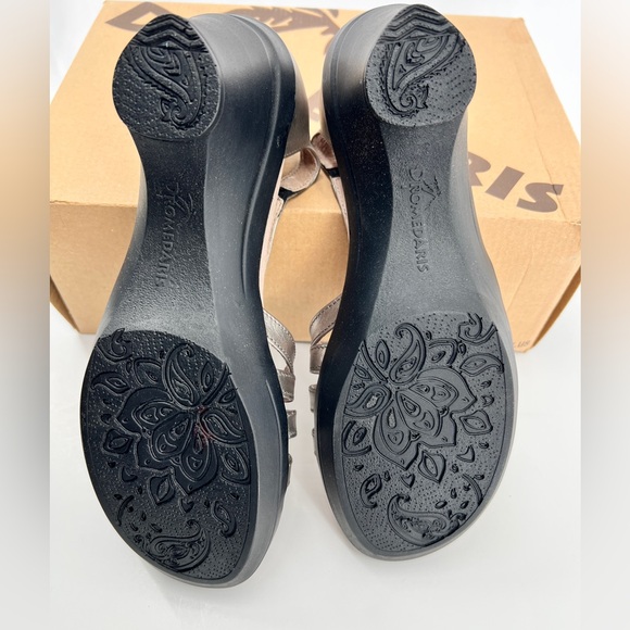 DROMEDARIS - Women's Adjustable Strap Sandal in Pewter. - Picture 6 of 8